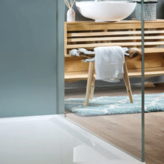 Moderne Duschfläche mit sicherer und pflegeleichter Oberfläche