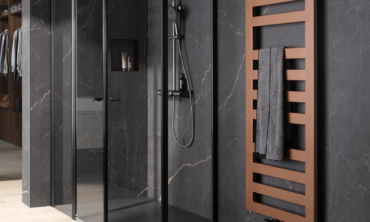 Duschkabine mit Badheizkörper im modernen Badezimmer