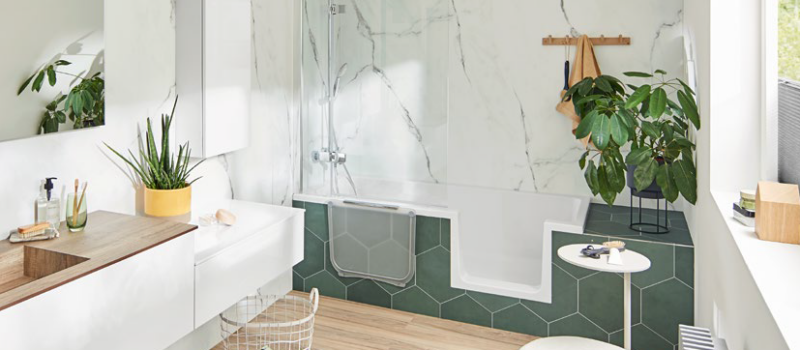 Moderne Duschkabine mit Badheizkörper im Badezimmer