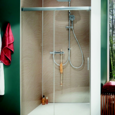 Echtglas-Duschkabine mit klaren Linien und minimalistischem Design