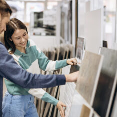 Modern gestaltetes Badezimmer als Inspiration aus der Badausstellung