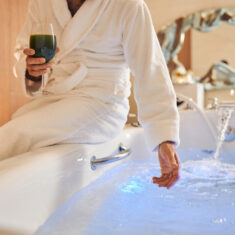 Whirlpool mit Massagedüsen für gezielte Tiefenentspannung