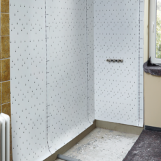 Vorbereitung der Badezimmerwand für die Montage von Dekorplatten