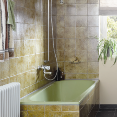 Unrenoviertes Badezimmer vor der Modernisierung mit Dekorplatten