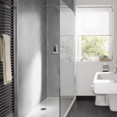 Renoviertes Badezimmer nach Montage von Dekorplatten