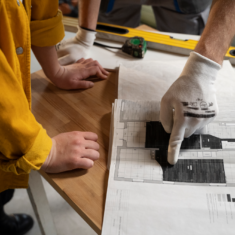 Handwerker bei der präzisen Ausführung von Fliesenarbeiten im Badezimmer