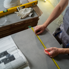 Koordinierte Handwerksarbeiten bei der Umsetzung einer Badrenovierung